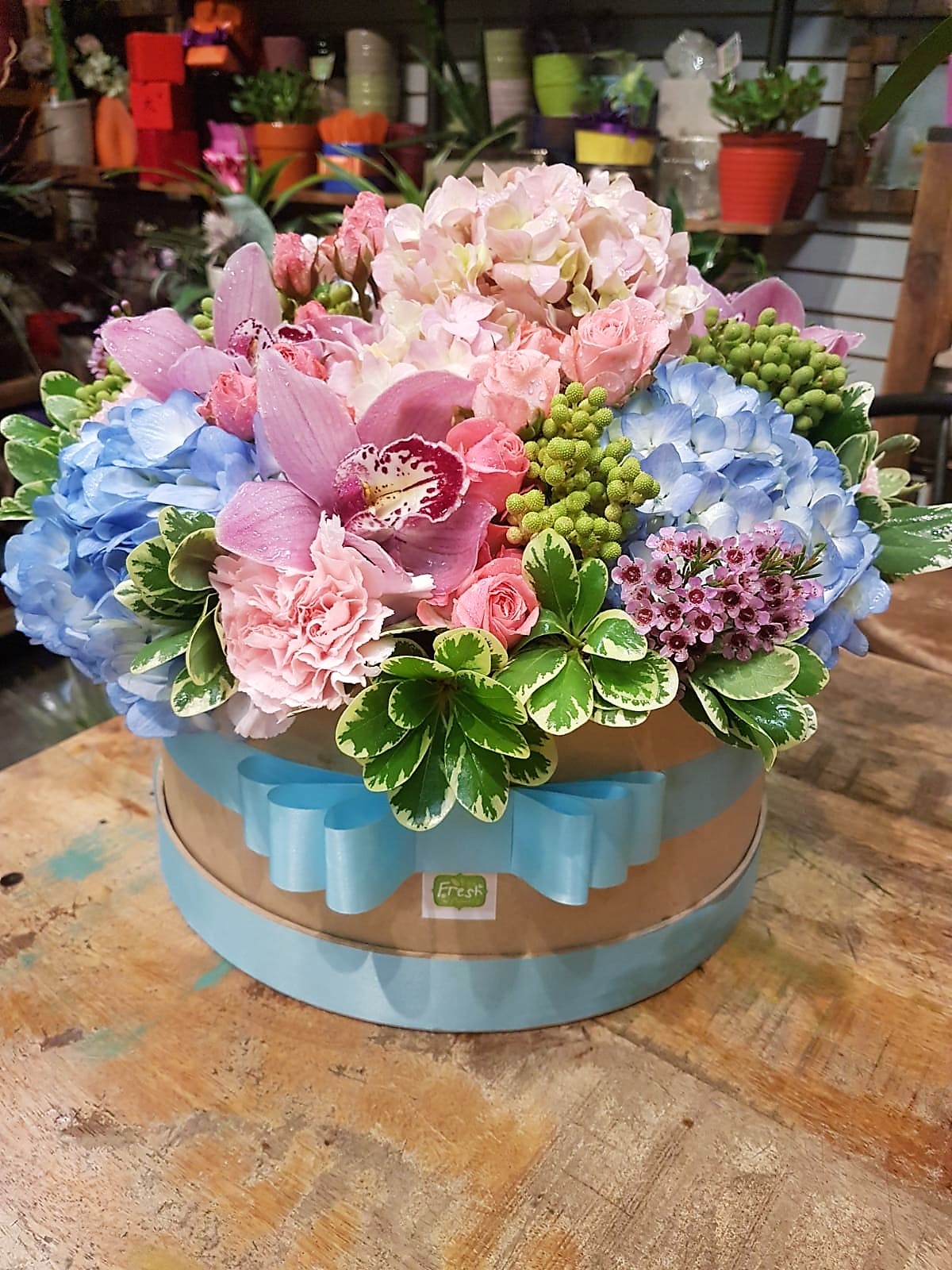 Secret story - Flower arrangement in a designed hat box. Buy in