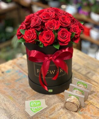 27047 Tender love - 50,100 premium red roses in a hat box